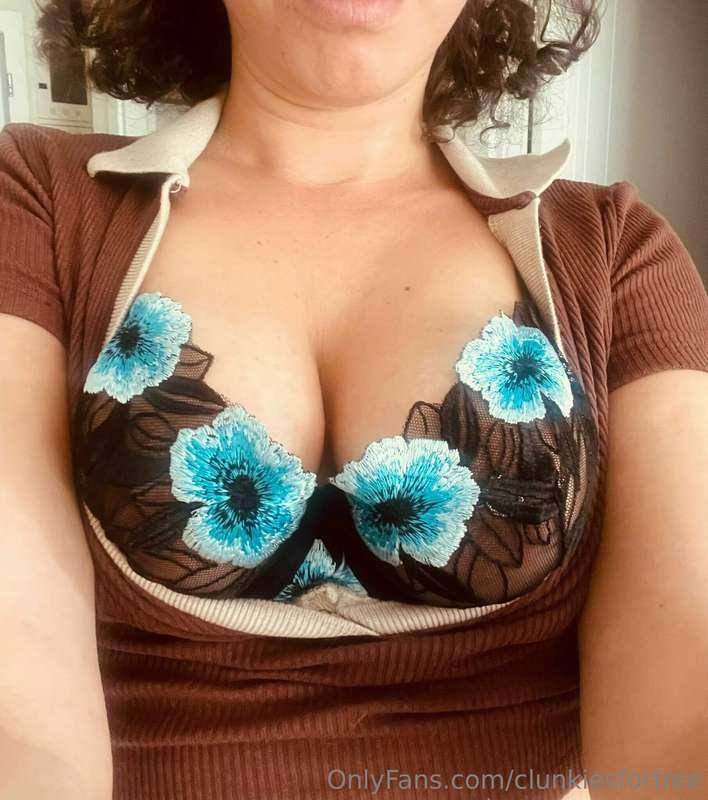 Flowers on my tittieeeees 🦋🦋 will you be my butterfly? ~~Fre..