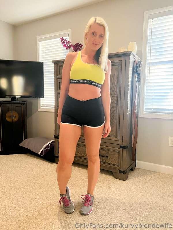 kurvyblondewife image #12
