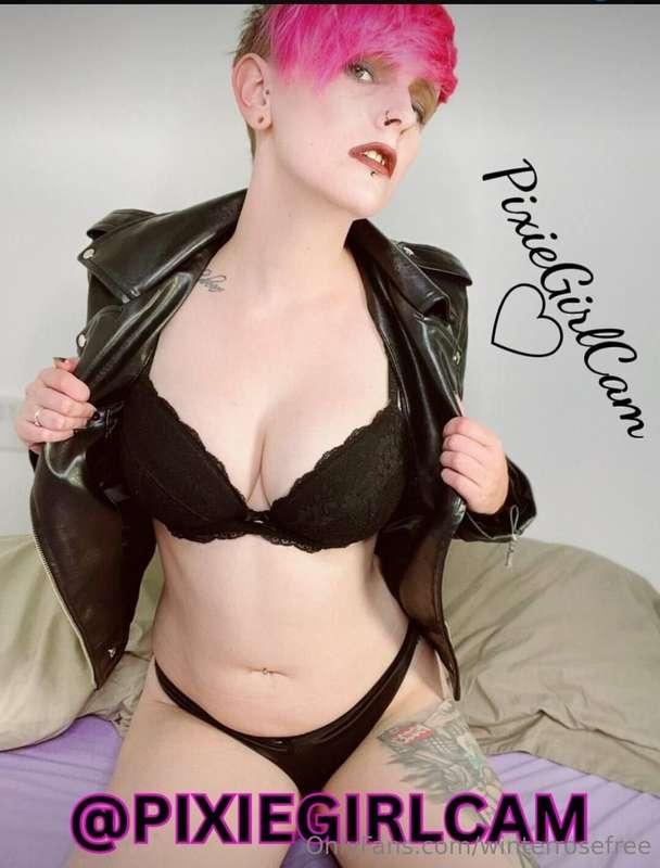 (24h) Kinky Emo alt babe @PixieGirlCam wants to sext with yo..