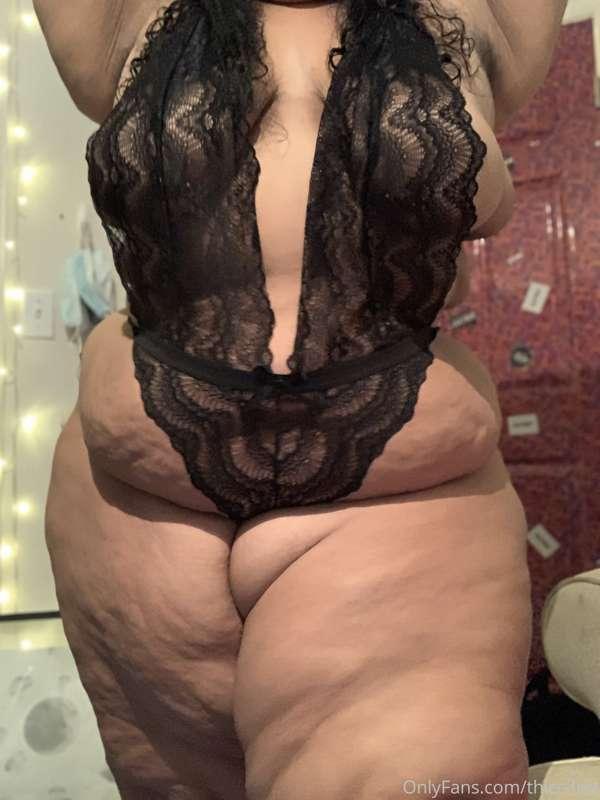 Senpai! Look at my new outfit! 🥰🖤🍑

A very special thank you..