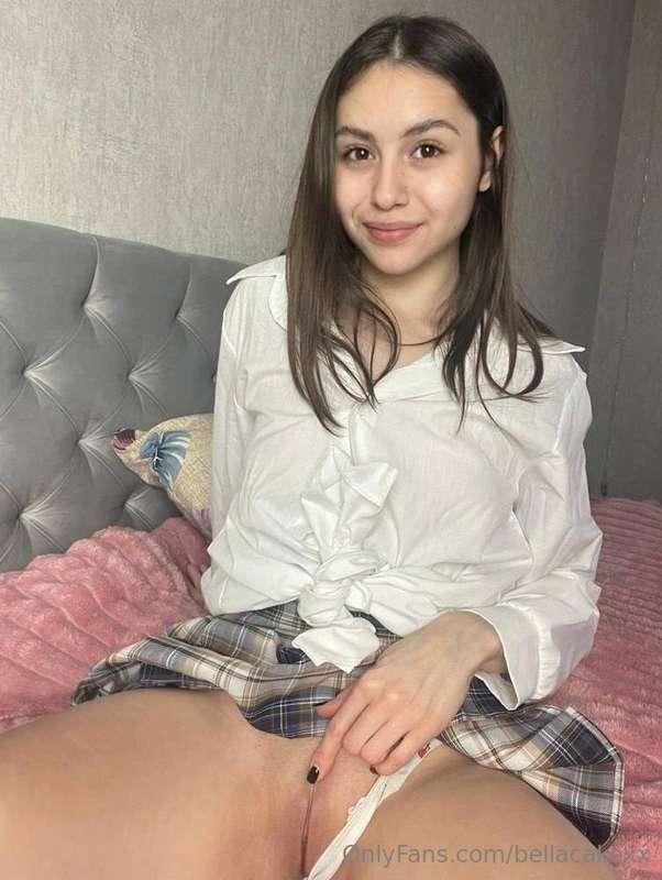 😇 PLAYFUL BRUNETTE @leonora_mori😍🥵 dreams of being fucked on..