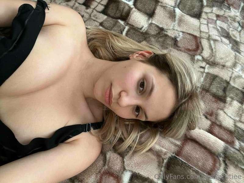 Will u lay here beside me? 🤭