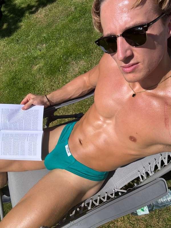 Catching some sunshine, come and oil my body