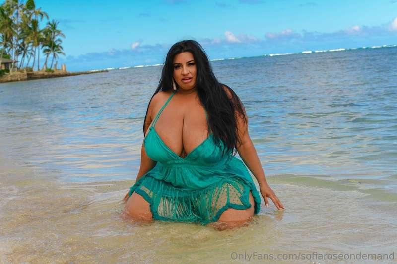The hottest peach on this beach🍑😘