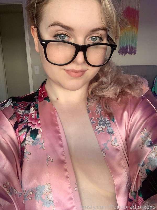 High and hi 

https://fans.ly/r/Pandoradiorxoxo

#hi #high #chat #marijuana #cannabis #glasses #nerd #nerdy #blonde #blondie #egirl #boobs #tits #titties #boobies #pandorasbox #pandoradior3 #dora #fyp