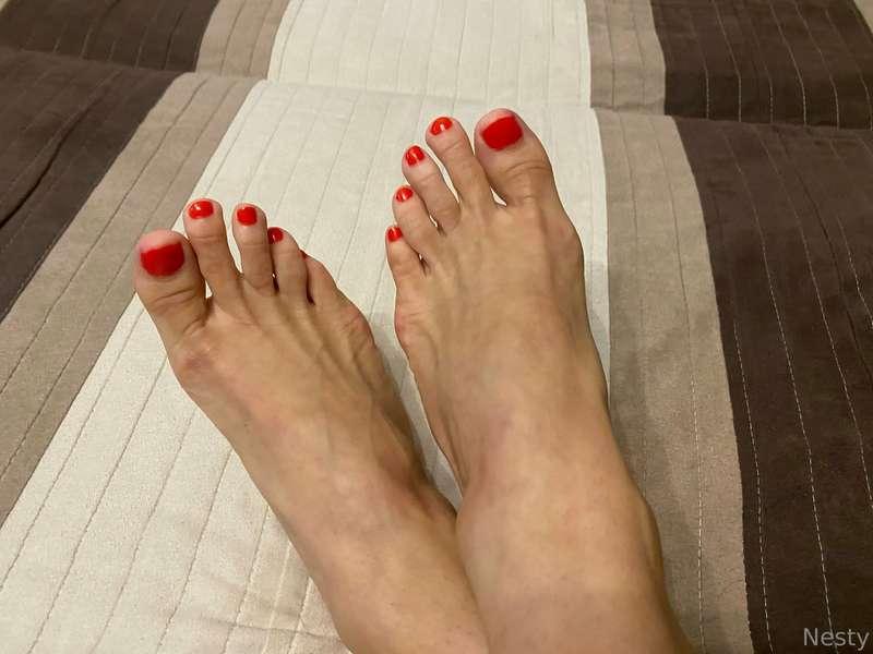 Red toe nails💅👣 Do you like my feet?😜