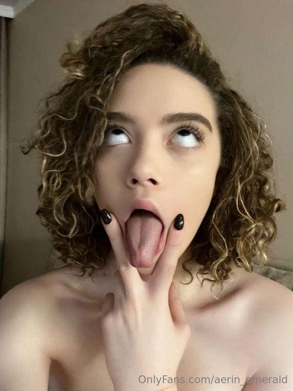 Let me distract you👉@evacurly💋 Cute girl @evacurly loves to ..