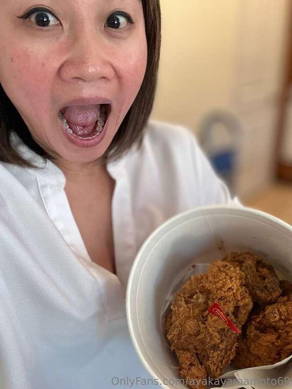Fried chicken with me , anyone? 🍗🍗🍗🍗🍗