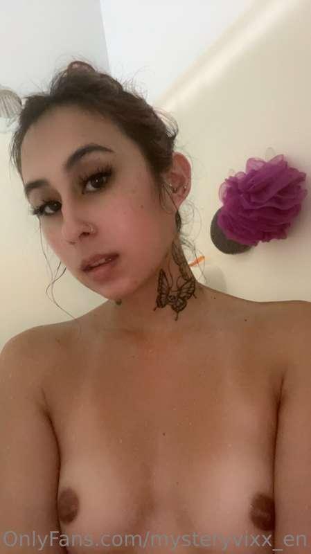 Who wants to shower with me 🤭?