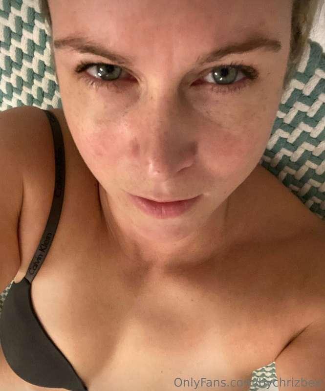 @bychrizbee Hot green eyes ♥️ talk to me about your hobbies!..