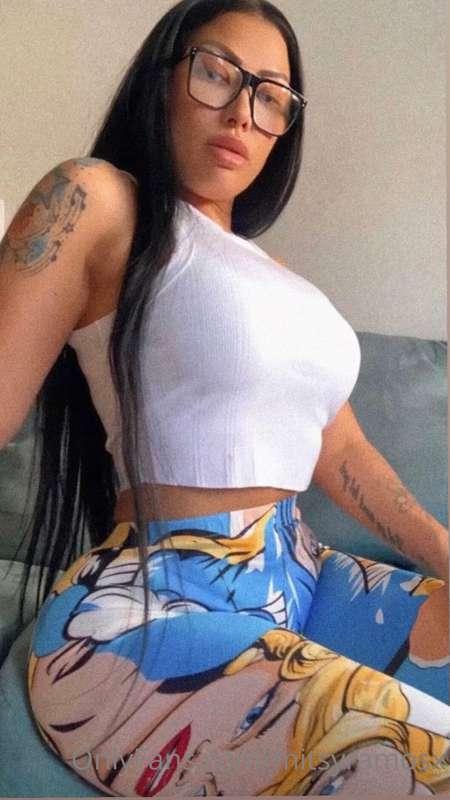 have you ever seen 4 eyes with thick thighs.