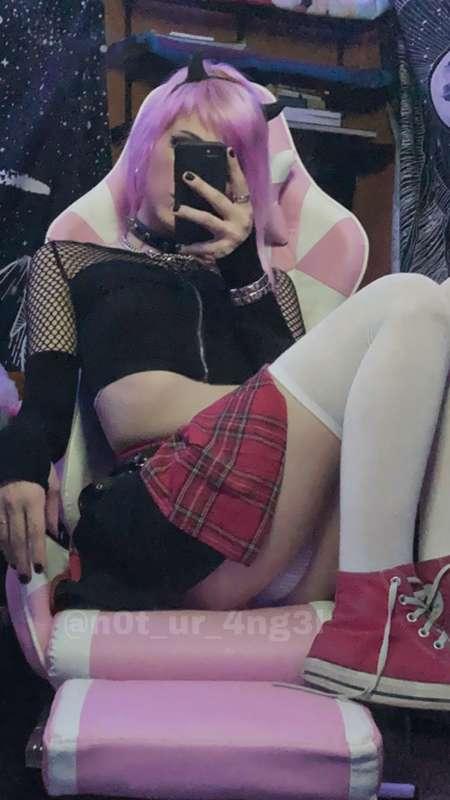 the quiet girl from school invites u to her house, do you da..