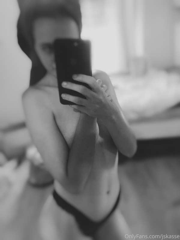 Black white and blurry🖤