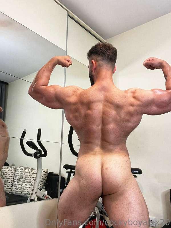 Look at that muscle back 😈🔥