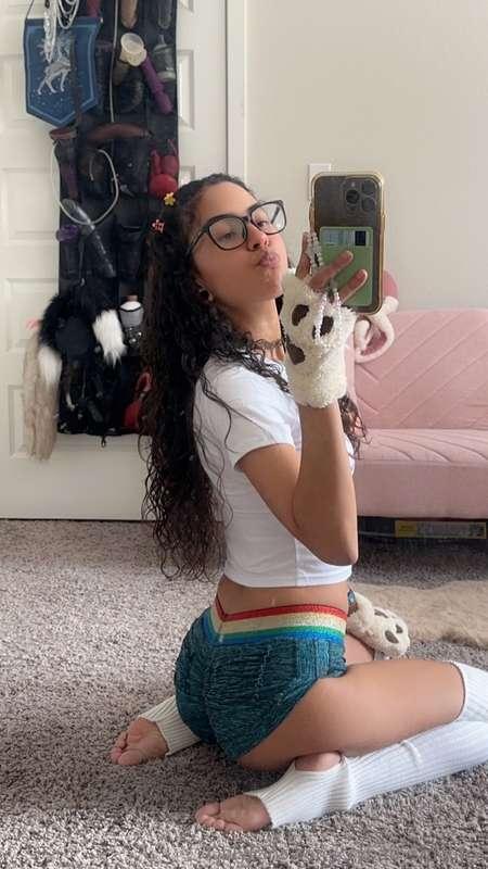 tight ass n cute feet :>>>