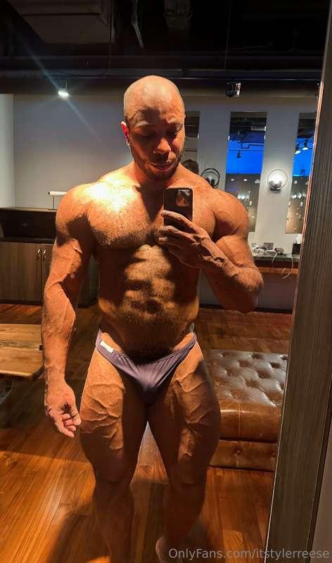 Happy Monday—starting the week pumped and in my favorite bri..