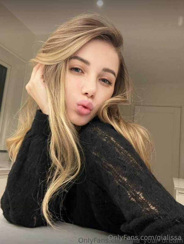 💬 This sweet  🫦 girl @tina_your_dream is waiting for you to ..