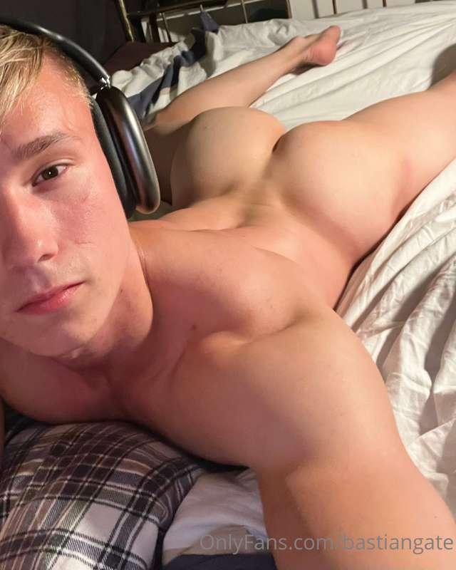Swipe for dick and ass😏 The summer colors are starting to ap..