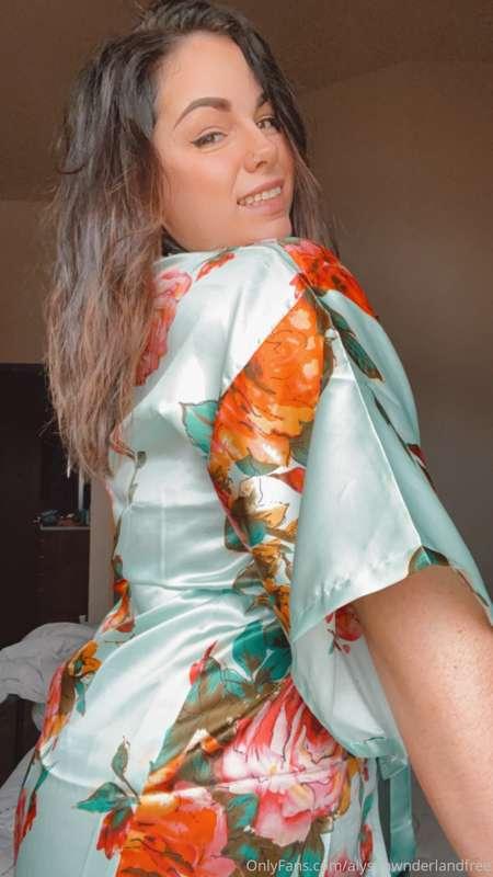 A silky robe always makes me feel sexy...sexy enough to rub ..