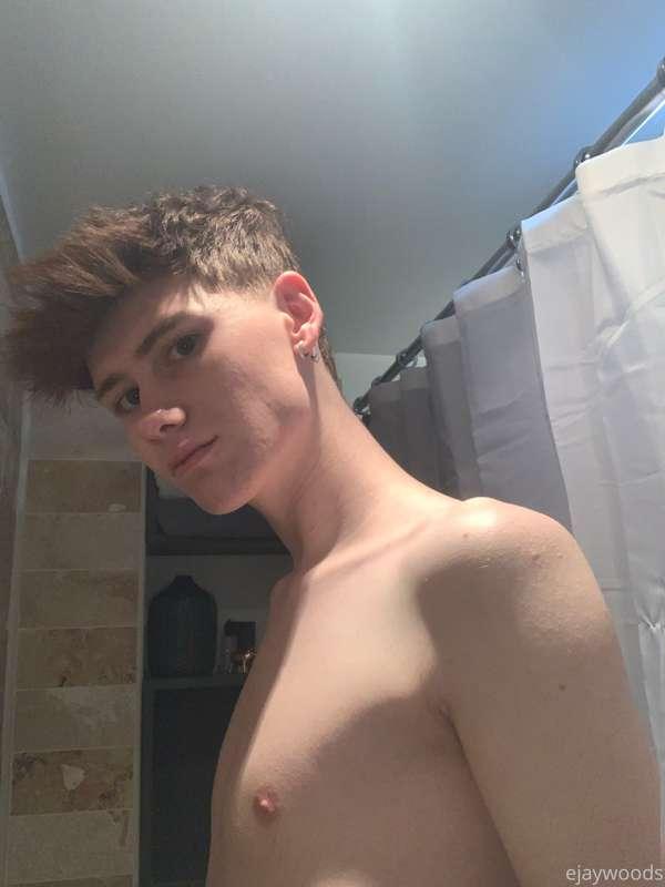 I want hot sweaty shower sex 🧼