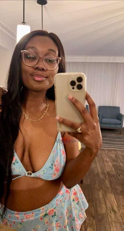 need me? 🤭 send me a dm! 