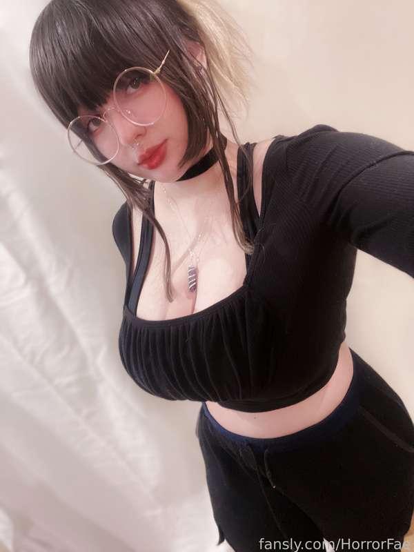 pretty little goth gf 🥰