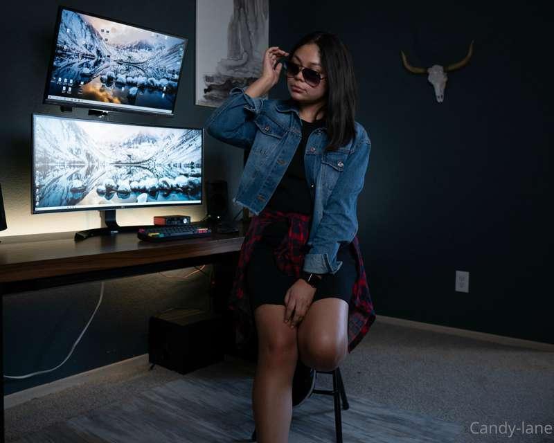 He noticed I was going commando so we fucked in his office 😈