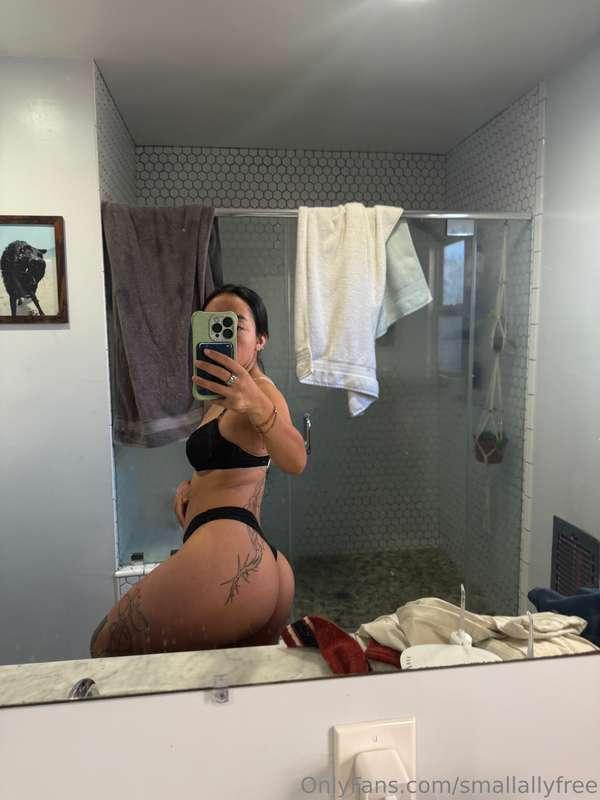 Hello ☺️ it’s a mirror selfie day. I hope you like my booty ..