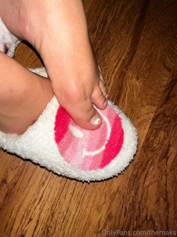 Ugh I need a pedicure😩… Just sent out a nude foot worshippin..