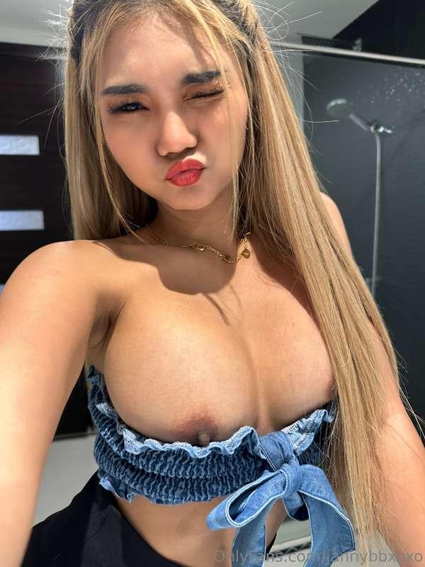 This titty is beyond ready to be played with.😳