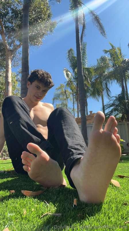 Outdoor feet pics, need I say more;)