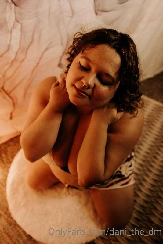 I just set up this new studio area for photoshoots. What do ..