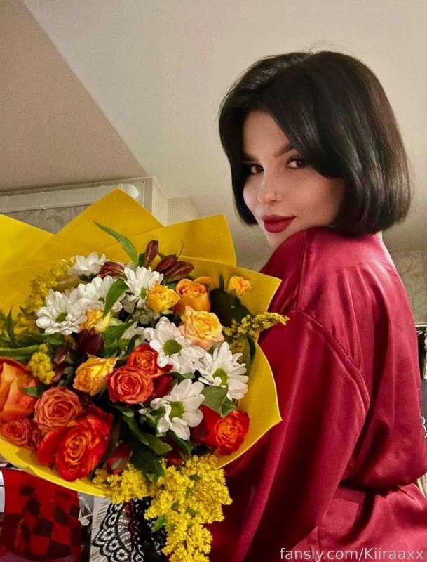 It's my birthday today and I've been getting flower deliveries and presents since the morning 💐🎁 How happy I am 🥰
Like any girl I love gifts and you can give me a gift for my birthday,tips right below this post😘