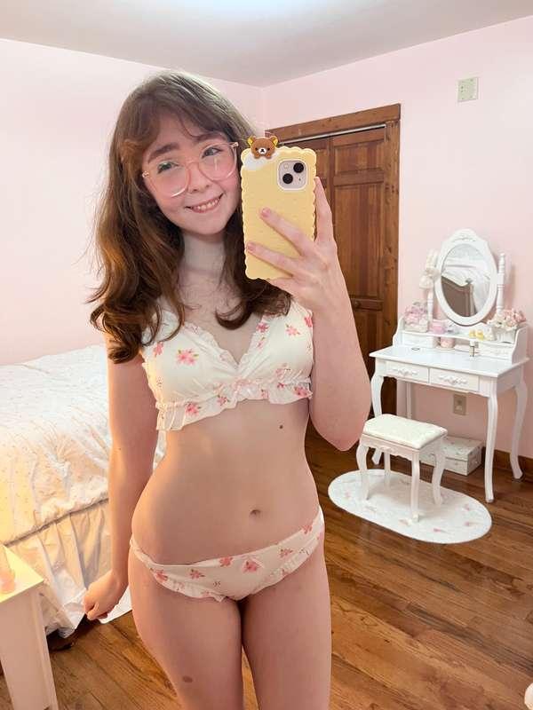 moreeeeee mirror pics!!!🥰💕 hope all of uuuu are having a lovely day🥺🥺💕