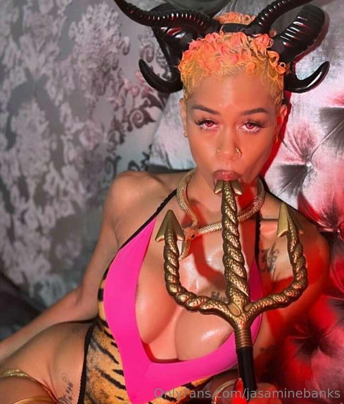 Ima demon with demands😈