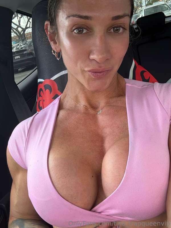 I can’t downplay my muscles if I tried…💓