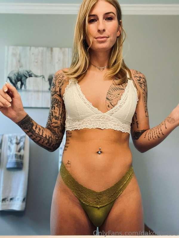 This green thong matches my eyes👉🏽👈🏽 
isn’t that cute 🥹