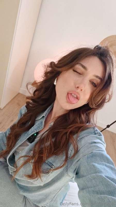 I'm online on chaturbate ♥️