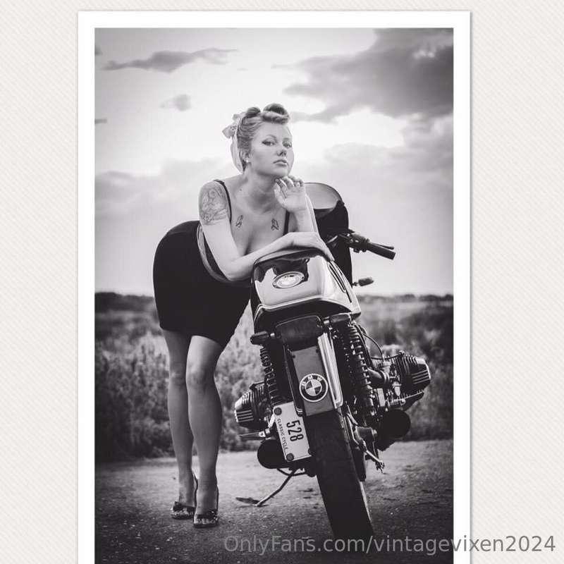 Happy Sunday sexies! Fun little pinup shoot I did awhile bac..