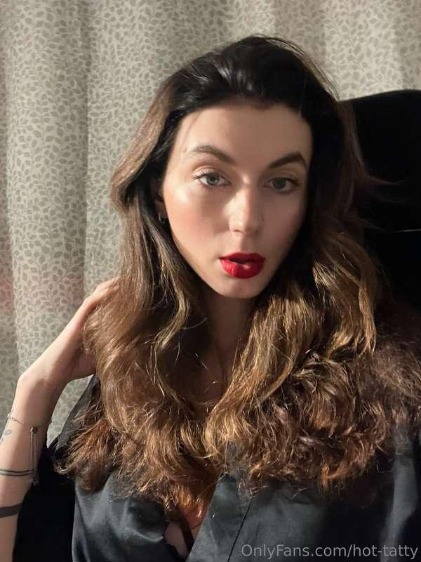 You wouldn't leave those red lips without a kiss? 🙃😜