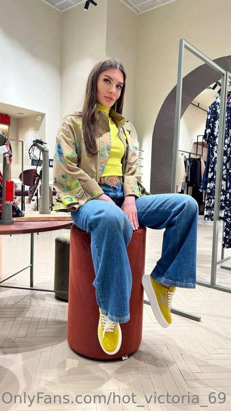 ❤one of my favorite colors is yellow😋 it's the color of happ..