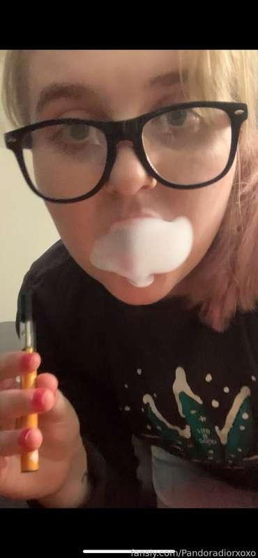 You got me so high 

https://fans.ly/r/Pandoradiorxoxo

#boobs #tits #titties #boobies #stoner #marijuana #cannacutie #smoke #smoking  #blonde #thick #curvy #glasses #nerd