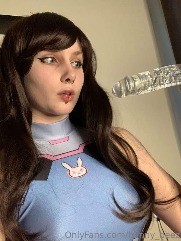 D.va has a weapon but it ain’t to gun😨 
~just posing with th..