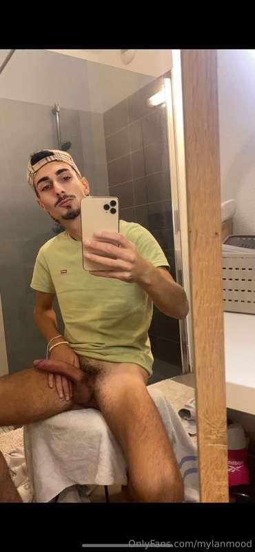 Met toi à genoux devant moi et suce moi 👅😈