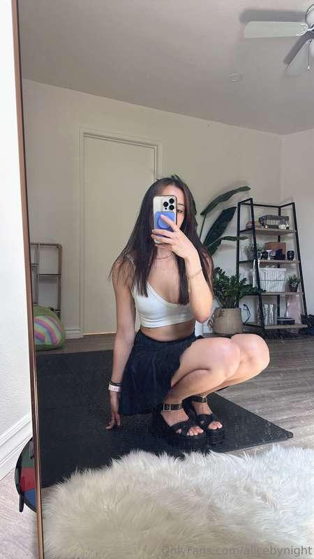Do you think I look better in tight or flowy skirts? 🌸