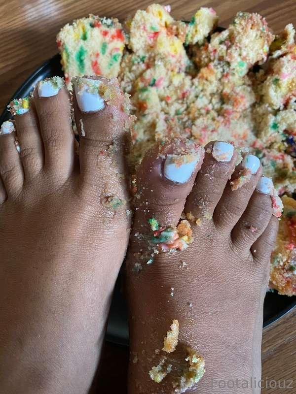 My feet’s getting deep inside of this cake 🎂 😚👅