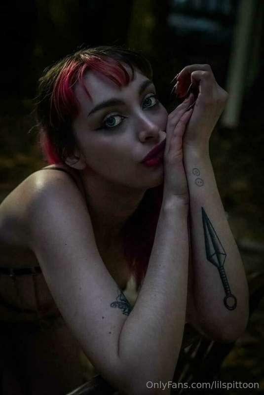 Pin me against a wall and show me the way to pleasure 🌹