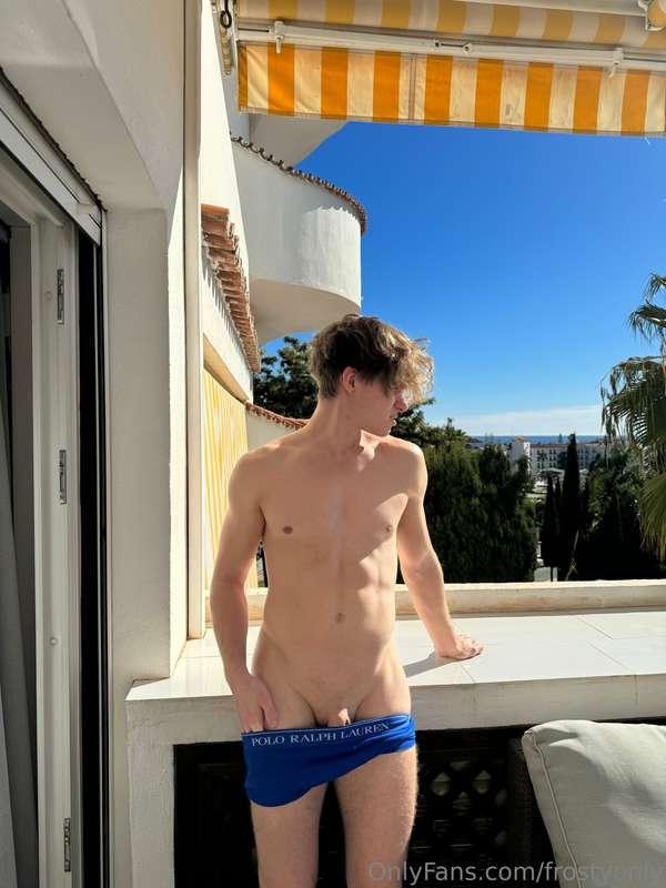 Who wants to bend me over this balcony baby?🍑🥵