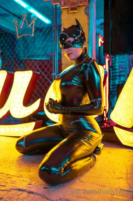 Look at how HOT these Cat-Woman pics are AHHHHHH 😈🖤😈🖤😈🖤