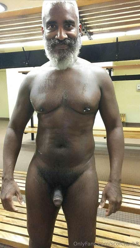 Sweaty Saturday!  #beard #musculardaddy #gay #feet #gaycruis..